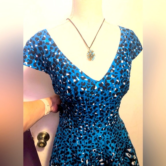 Kay Unger, Silk Blend Blue, BLK&White Leopard, Fit&Flare V-Neck Midi Dress SZ 10 - Picture 15 of 16